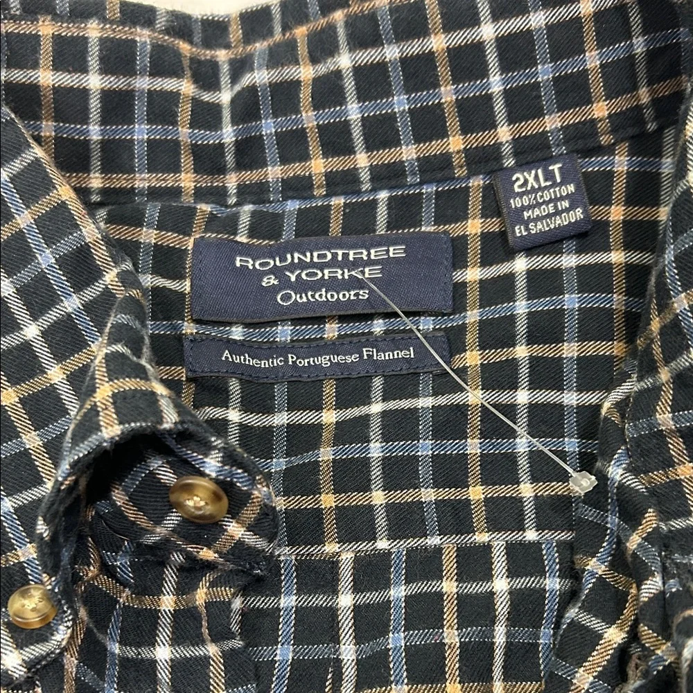 Roundtree & Yorke Men's Checkered Shirt - Navy and Beige - Picture 2 of 16